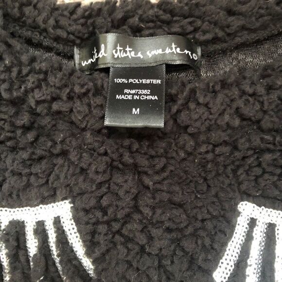 Black sweater pull over w lips & mascara eyes M - Picture 3 of 3